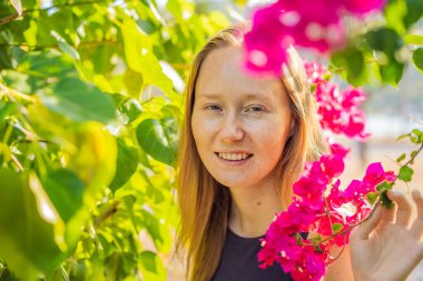 Cildimi seviyorum. Çilleri, benleri, yaraları ve yüz kırışıklıkları olan genç bir kadın cildini seviyor, hayattan zevk alıyor ve güzel bir parkta yürüyor.