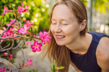 Cildimi seviyorum. Çilleri, benleri, yaraları ve yüz kırışıklıkları olan genç bir kadın cildini seviyor, hayattan zevk alıyor ve güzel bir parkta yürüyor.