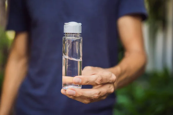 Manos de hombre usando gel desinfectante de manos de lavado — Foto de Stock