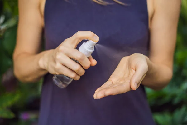 Womens hands using wash hand sanitizer gel — Stock Photo, Image
