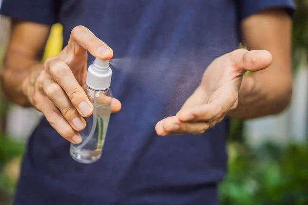 Mãos dos homens usando gel higienizador de mãos lavadas — Fotografia de Stock