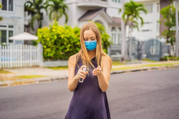 一个戴着医疗面罩的小镇上的妇女，由于大肠癌的流行，使用了一种清洁剂 — 图库照片