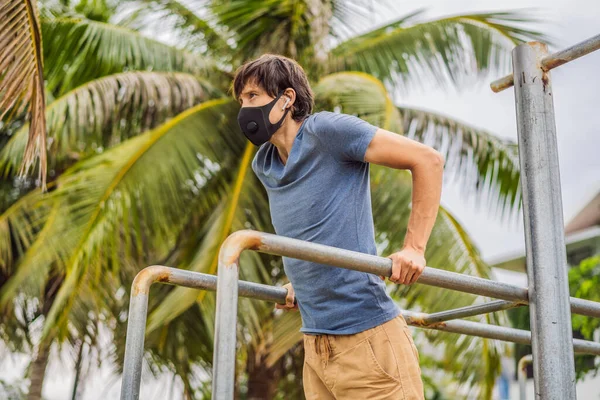 Mann mit medizinischer Maske treibt während der Coronavirus-Epidemie Sport — Stockfoto