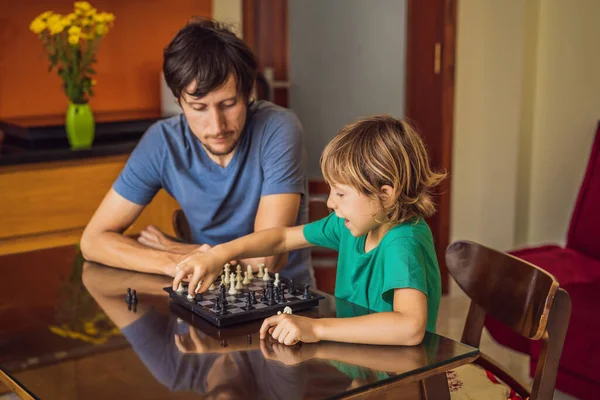 Família feliz jogando jogo de tabuleiro em casa — Fotografia de Stock