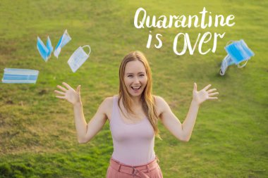 Karantina bitti Coronavirus bitti. Konsepti kazandık. Güneş ışığı altında dışarıda maske takan bir kadın. Güvendeyiz. Coronavirus bitti. Biz kazandık. Artık karantina yok. Derin nefes al. Git hadi.