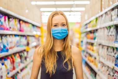 Telaşlı kadın süpermarkette ya da markette alışveriş yaparken koronavirüse karşı tıbbi maske takıyor - sağlık, güvenlik ve salgın konsepti - koruyucu maske takan ve yiyecek stoklayan genç kadın