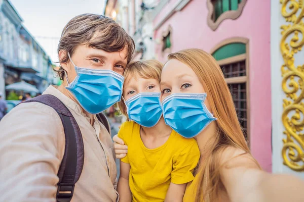 Anya, apa és fia turisták orvosi maszkot az utcán a portugál stílusú roma Phuket Town. Kínai negyednek is hívják, vagy az óvárosnak. Utazás gyerekekkel koncepció A turisták félnek a 2019-ncov — Stock Fotó