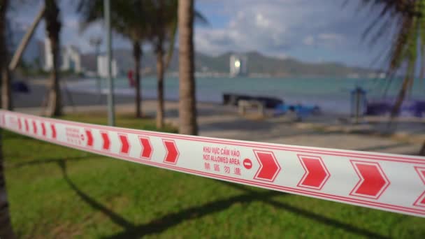 Corona Virus dreiging sluit stranden en openbare plaatsen in veel landen. De inscriptie NIET toegestaan gebied in het Engels, Chinees en Vietnamees — Stockvideo