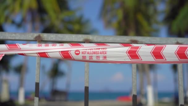 Zagrożenie wirusem Corona zamyka plaże i miejsca publiczne w wielu krajach. Napis NIEDOSTĘPNE OBSZARY w języku angielskim, chińskim i wietnamskim — Wideo stockowe