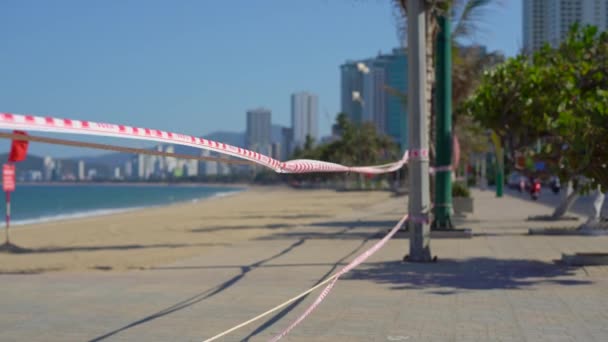 Погроза Corona Virus закриває пляжі та громадські місця в багатьох країнах. Напис НЕ ОЛОГОДНА АРА англійською, китайською та в "єтнамською мовами — стокове відео
