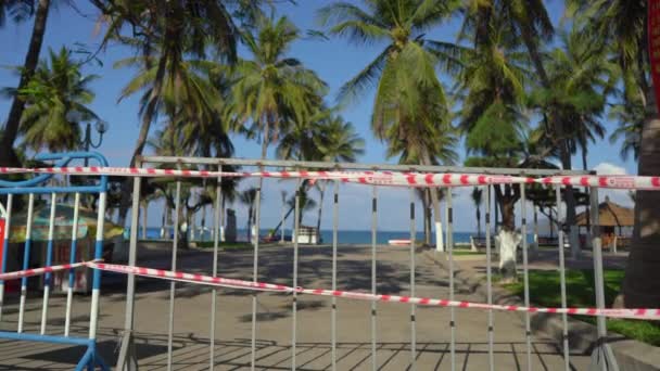 Zagrożenie wirusem Corona zamyka plaże i miejsca publiczne w wielu krajach. Napis NIEDOSTĘPNE OBSZARY w języku angielskim, chińskim i wietnamskim — Wideo stockowe