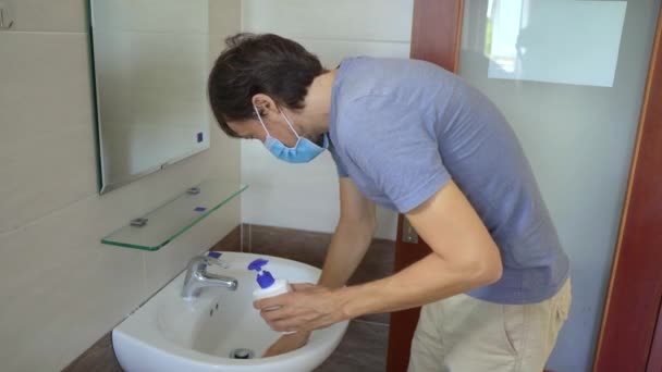 L'homme désinfecte la salle de bain pendant l'épidémie de coronavirus. Concept d'auto-isolement — Video