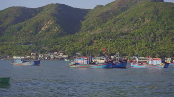 Grote vissersboten komen uit de haven in Azië. Begrip overbevissing — Stockvideo