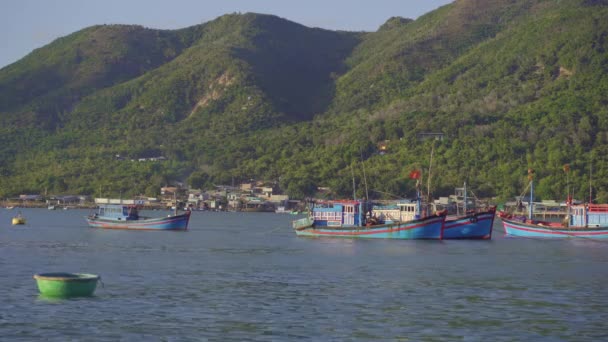 Große Fischerboote verlassen den Hafen in Asien. Konzept der Überfischung — Stockvideo