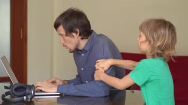 Karantina sırasında adam evden uzaktan çalışmaya çalışıyor ama oğlu onu rahatsız ediyor. Çocuklar ve ebeveynler kendilerini izole etme sırasında çatışırlar.