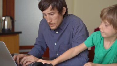 Karantina sırasında adam evden uzaktan çalışmaya çalışıyor ama oğlu onu rahatsız ediyor. Çocuklar ve ebeveynler kendilerini izole etme sırasında çatışırlar.