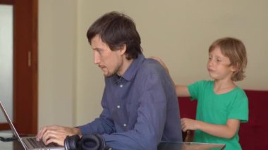 Karantina sırasında adam evden uzaktan çalışmaya çalışıyor ama oğlu onu rahatsız ediyor. Çocuklar ve ebeveynler kendilerini izole etme sırasında çatışırlar.