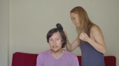 Genç bir kadın kilit altında olduğu için erkek arkadaşını veya kocasını tıraş ediyor. Video talimatlarına uymaya çalışıyor. Adam saç kesiminin berbat olacağından korkuyor. Sosyal tecrit kavramı