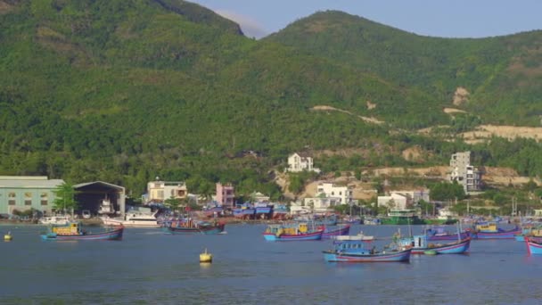 Grandes barcos de pescadores que salen del puerto en Asia. Concepto de sobrepesca — Vídeo de stock