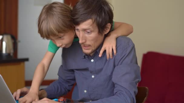 Tijdens quarantaine probeert de man op afstand van huis te werken, maar zijn zoon stoort hem. Conflicten tussen kinderen en ouders tijdens zelfisolatie — Stockvideo