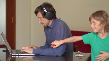 Karantina sırasında adam evden uzaktan çalışmaya çalışıyor ama oğlu onu rahatsız ediyor. Çocuklar ve ebeveynler kendilerini izole etme sırasında çatışırlar.