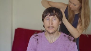 Genç bir kadın kilit altında olduğu için erkek arkadaşını veya kocasını tıraş ediyor. Video talimatlarına uymaya çalışıyor. Adam saç kesiminin berbat olacağından korkuyor. Sosyal tecrit kavramı