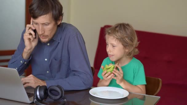 Durante la quarantena l'uomo sta cercando di lavorare lontano da casa, ma suo figlio lo disturba. Bambini e genitori conflitti durante l'autoisolamento — Video Stock