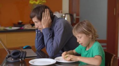 Karantina sırasında, adam evden uzaktan çalışmaya çalışıyor, ama oğlu ve karısı onu rahatsız ediyor. Çocuklar ve ebeveynler kendilerini izole etme sırasında çatışırlar.