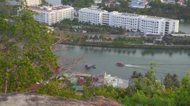 Vista de un río en la ciudad de Nha Trang, un famoso destino turístico en Vietnam. Vista desde la montaña con vistas a la ciudad — Vídeos de Stock