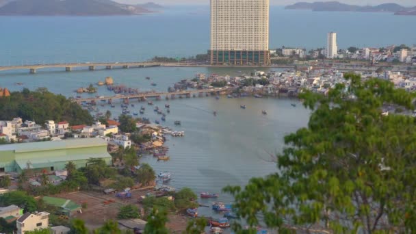 Vietnam 'da ünlü bir turizm merkezi olan Nha Trang şehrinde bir nehir manzarası. Şehre tepeden bakan dağdan bak — Stok video