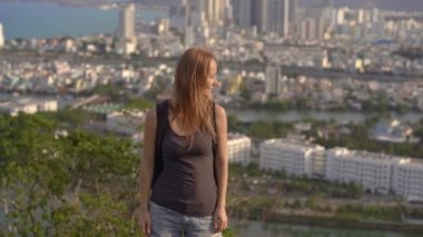 Genç bir kadın turist, Vietnam 'da ünlü bir turizm merkezi olan Nha Trang şehrine bakan dağı ziyaret ediyor.