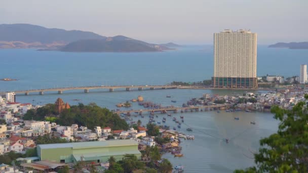 Uitzicht op een rivier in de Nha Trang stad, een beroemde toeristische bestemming in Vietnam. Uitzicht vanaf de berg met uitzicht op de stad — Stockvideo