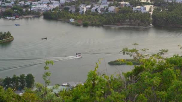 Θέα σε ένα ποτάμι στην πόλη Nha Trang, ένα διάσημο τουριστικό προορισμό στο Βιετνάμ. Θέα από το βουνό με θέα την πόλη — Αρχείο Βίντεο