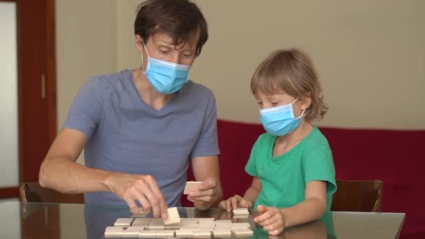 Familie spelen tafelspelen thuis tijdens de quarantaine. Zelfisolatie met kinderen. — Stockvideo