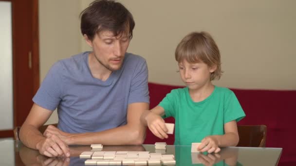 Família jogar jogos de mesa em casa durante a quarentena. Auto-isolamento com crianças . — Vídeo de Stock