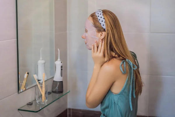 Jeune femme rousse faisant une feuille de masque facial. Concept Beauté et Soins de la peau — Photo