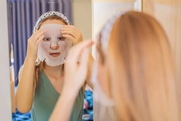 Молода руда жінка робить лицьову маску. Концепція догляду за красою та шкірою — стокове фото