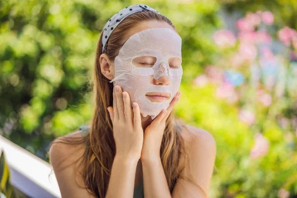 Jeune femme rousse faisant une feuille de masque facial. Concept Beauté et Soins de la peau — Photo