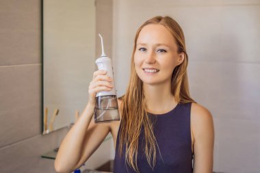 Banyoda ağız temizleyicisi kullanan bir kadın.