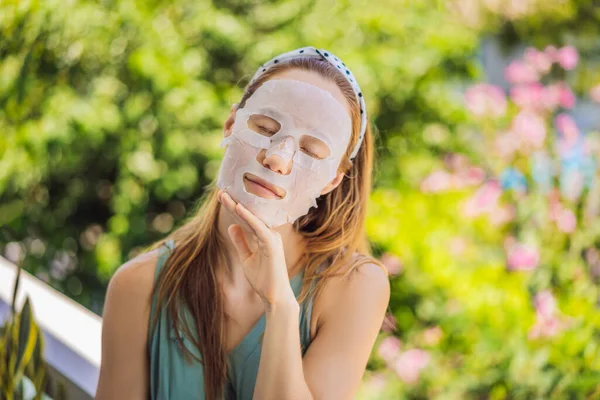 Joven mujer pelirroja haciendo mascarilla facial. Concepto de belleza y cuidado de la piel — Foto de Stock