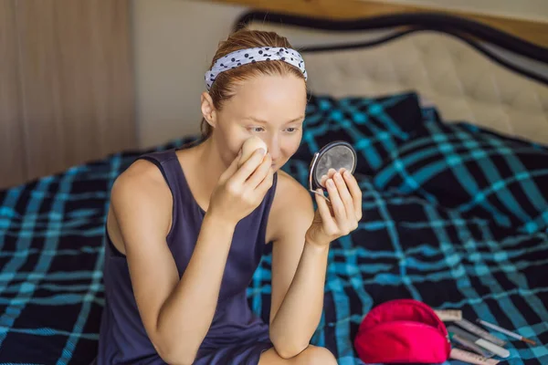 Le glad brunett kvinna gör smink i sängen på morgonen — Stockfoto