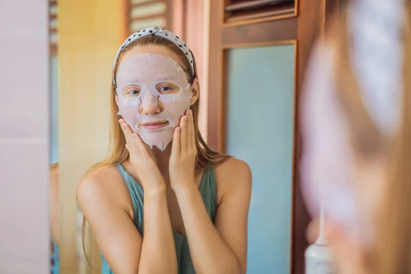 Jovem ruiva a fazer máscara facial. Conceito de beleza e cuidados com a pele — Fotografia de Stock