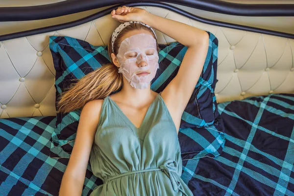 Jeune femme rousse faisant une feuille de masque facial. Concept Beauté et Soins de la peau — Photo