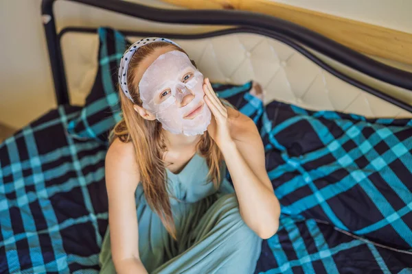 Jeune femme rousse faisant une feuille de masque facial. Concept Beauté et Soins de la peau — Photo