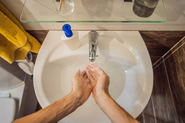 Как мыть руки во время короновируса Covid 19 — стоковое фото