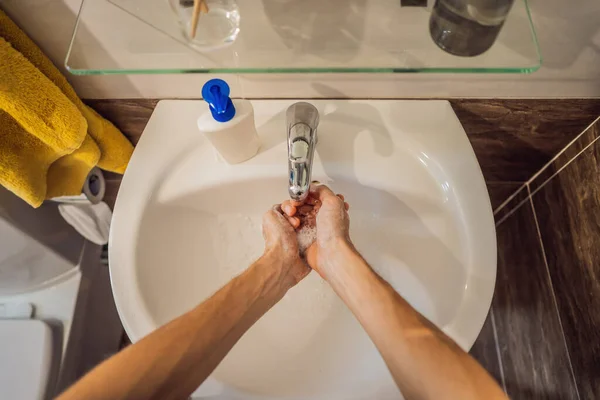 Как мыть руки во время короновируса Covid 19 — стоковое фото