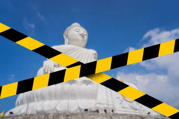 Gran estatua de Buda Fue construido en una colina alta de Phuket Tailandia Se puede ver desde una distancia Covid-19 cinta amarilla cuarentena. Coronavirus o virus 2019-nCov —  Fotos de Stock