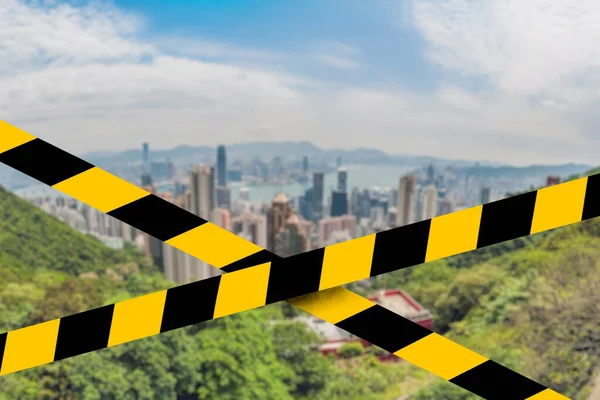 Nagy panoráma Hong Kong városára. Kilátás a Victoria Peak Covid-19 karantén sárga szalagjáról. Coronavirus vagy 2019-nCov vírus — Stock Fotó
