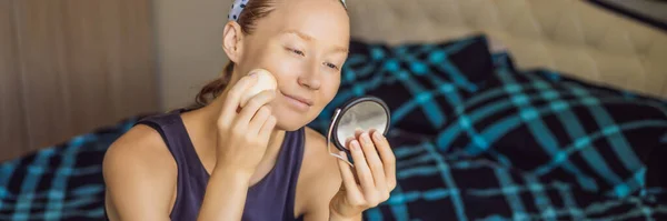 Sonriente mujer morena feliz haciendo maquillaje en la cama por la mañana BANNER, FORMATO LARGO — Foto de Stock