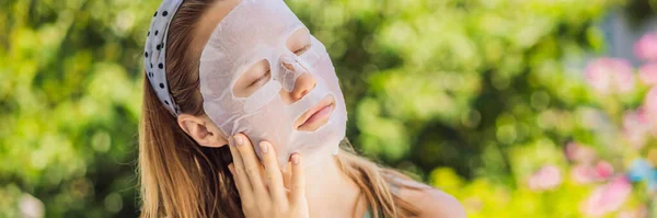 Joven mujer pelirroja haciendo mascarilla facial. Concepto de belleza y cuidado de la piel BANNER, FORMATO LARGO —  Fotos de Stock